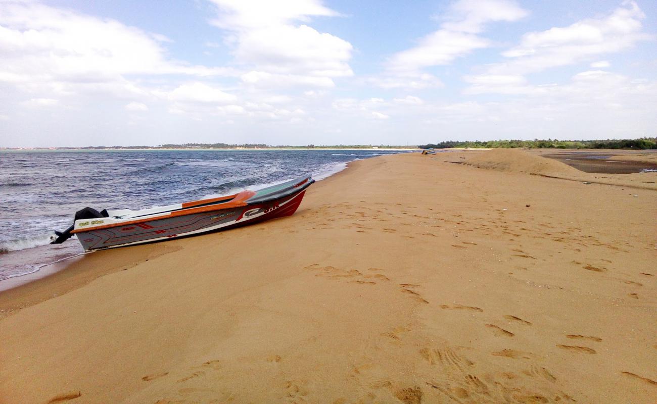 Chilaw Sand Spits Beach'in fotoğrafı parlak kum yüzey ile