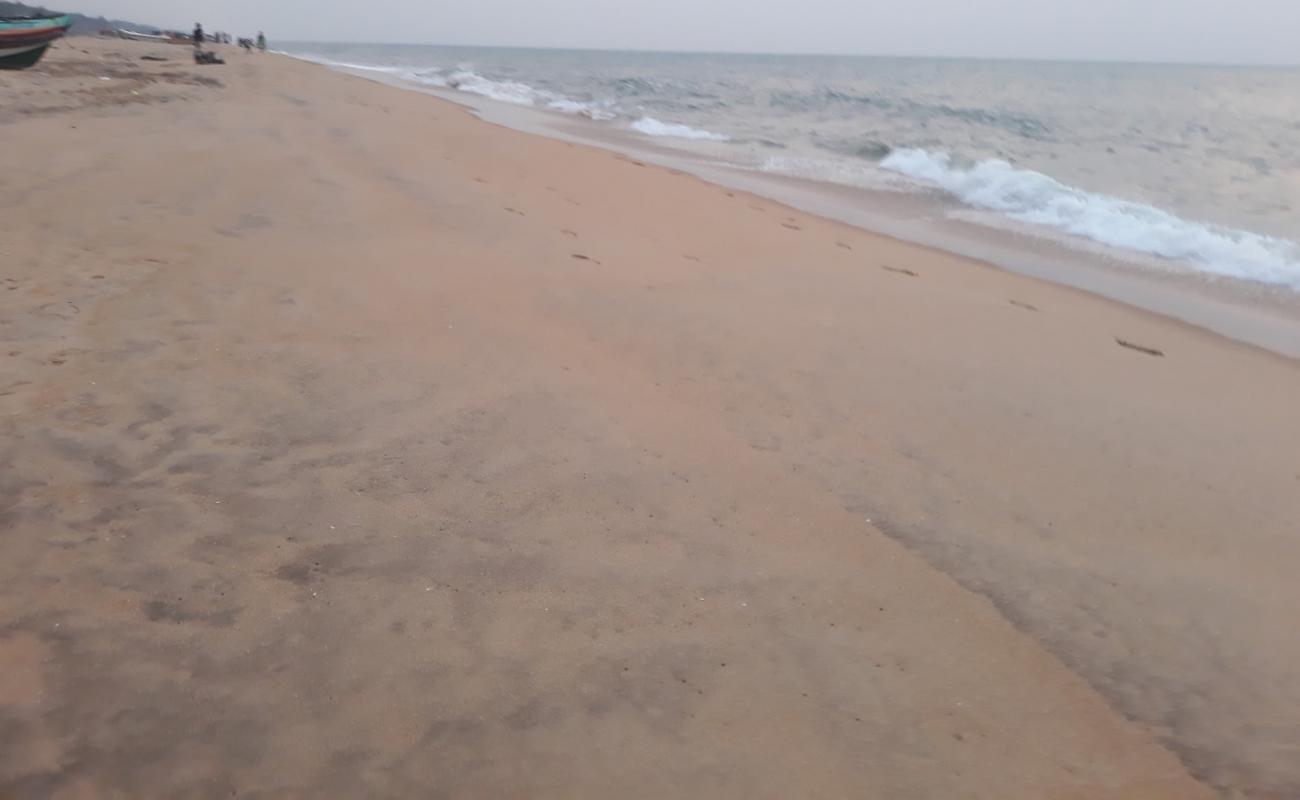 Thoduwa Beach'in fotoğrafı parlak kum yüzey ile