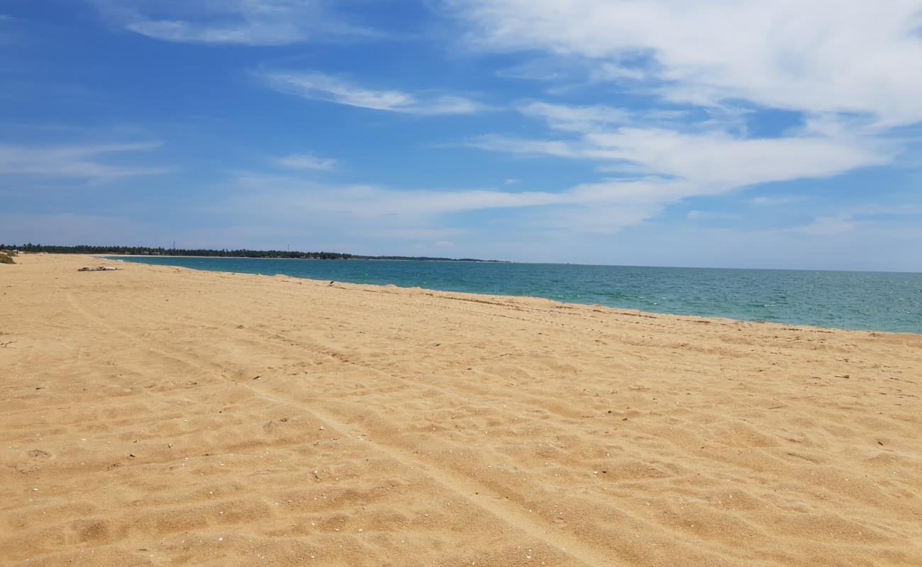 Kalpitiya Beach'in fotoğrafı parlak kum yüzey ile