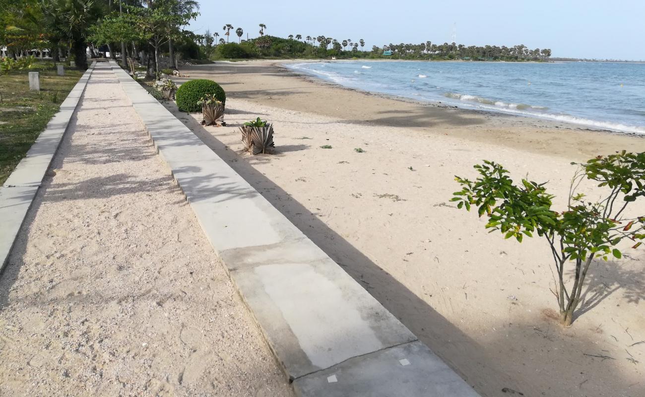 Jampukolapattinam Beach'in fotoğrafı açık bej kum yüzey ile