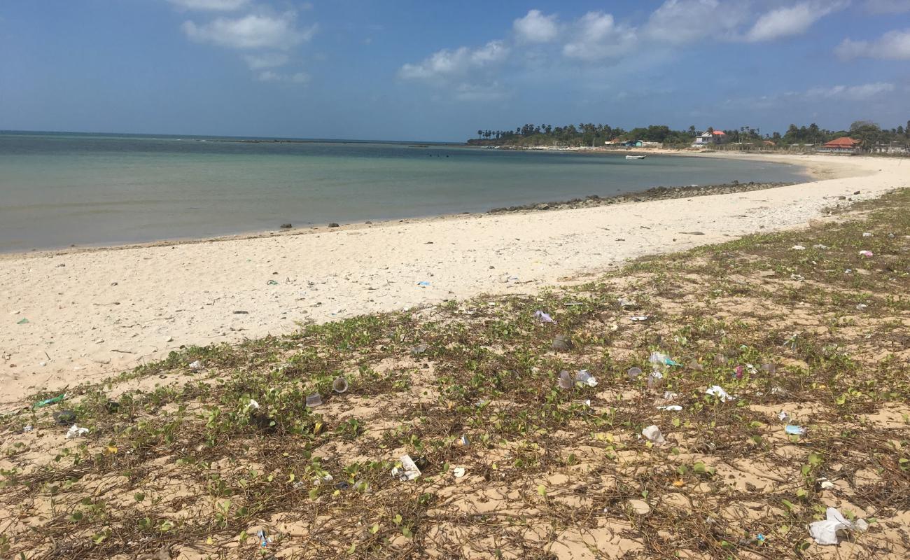 Akkarai Beach'in fotoğrafı çakıl ile kum yüzey ile