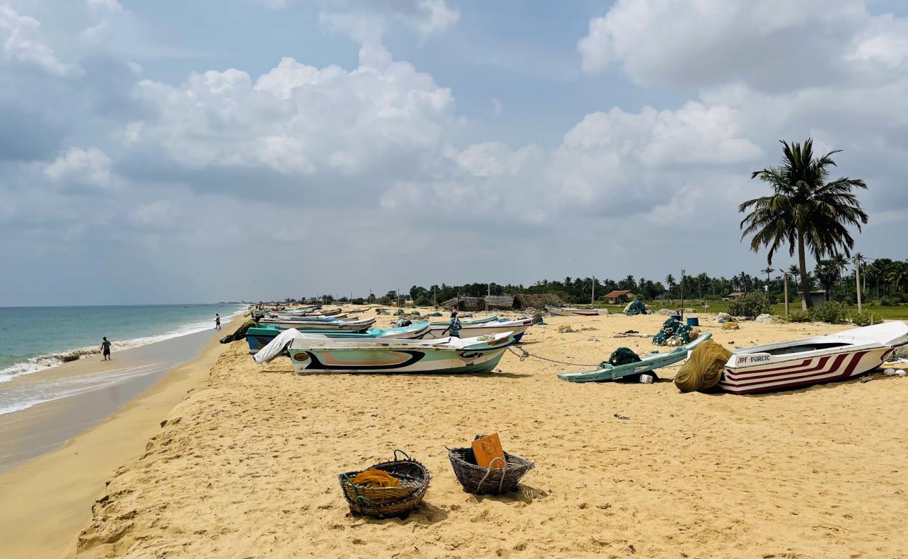 Manatkaadu Beach'in fotoğrafı açık bej kum yüzey ile