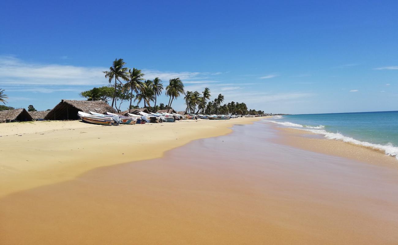 Thaalayadi Beach'in fotoğrafı açık bej kum yüzey ile