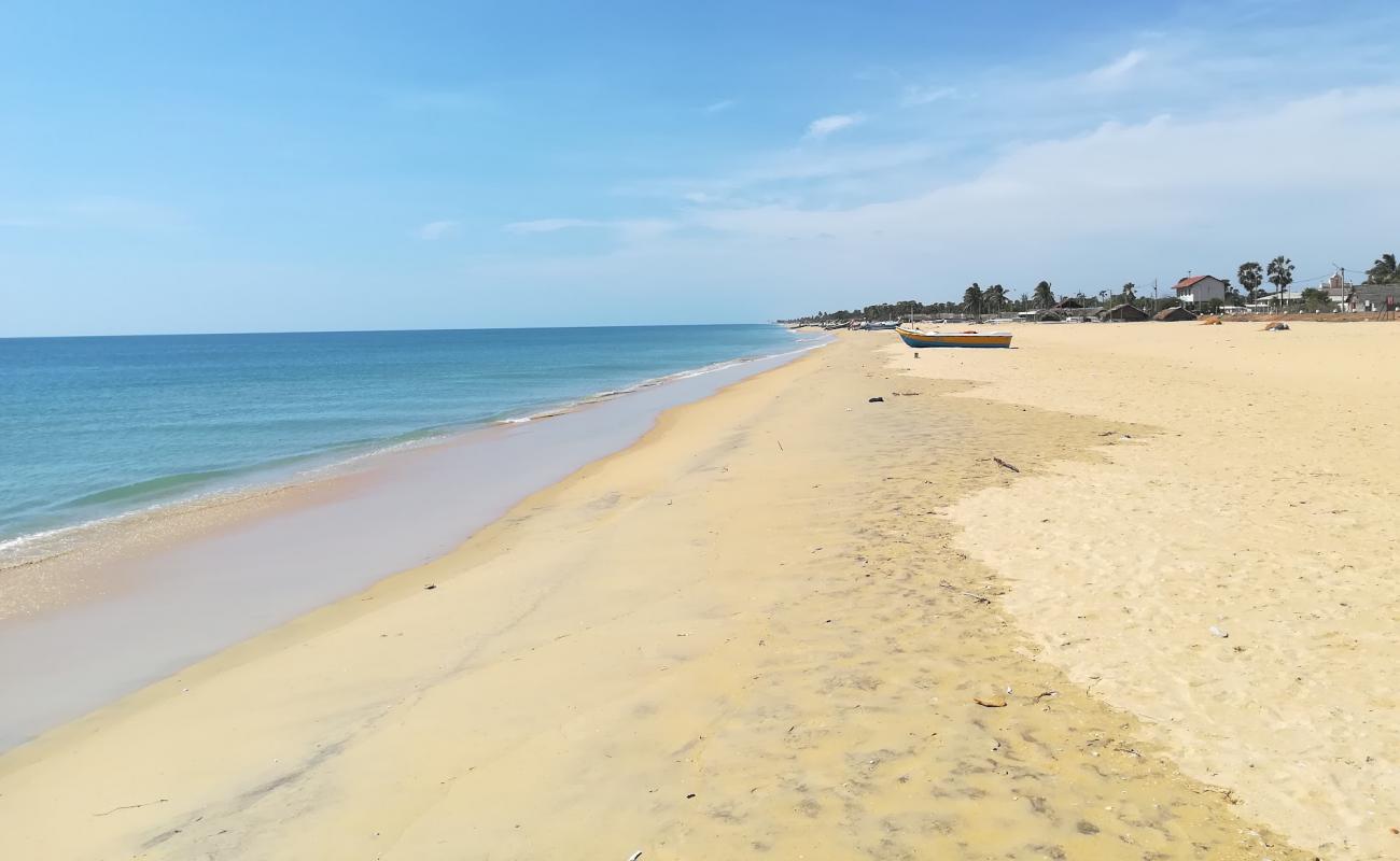 Mullaitivu beach'in fotoğrafı açık bej kum yüzey ile