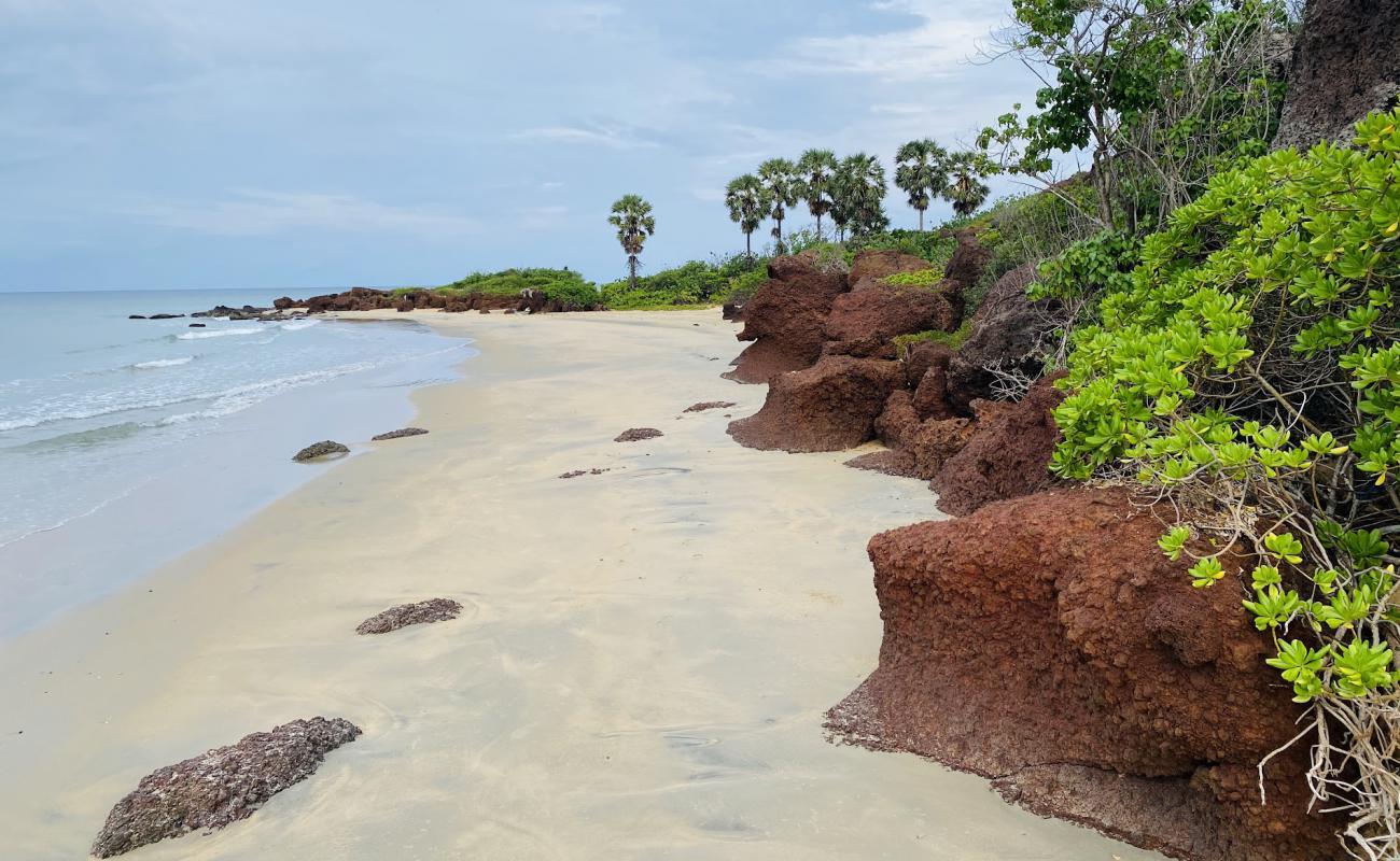 Old chemmalai beach'in fotoğrafı açık bej kum yüzey ile