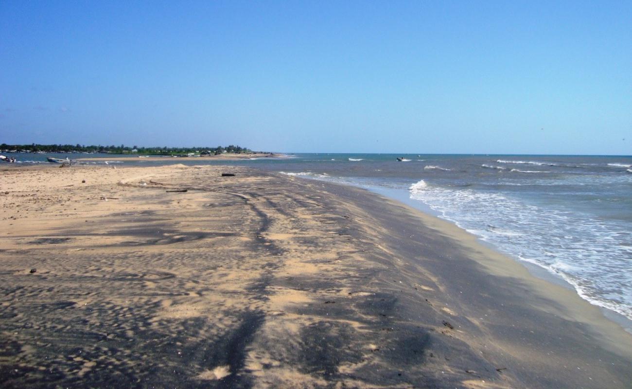 Pulmoddai Beach'in fotoğrafı siyah kum yüzey ile