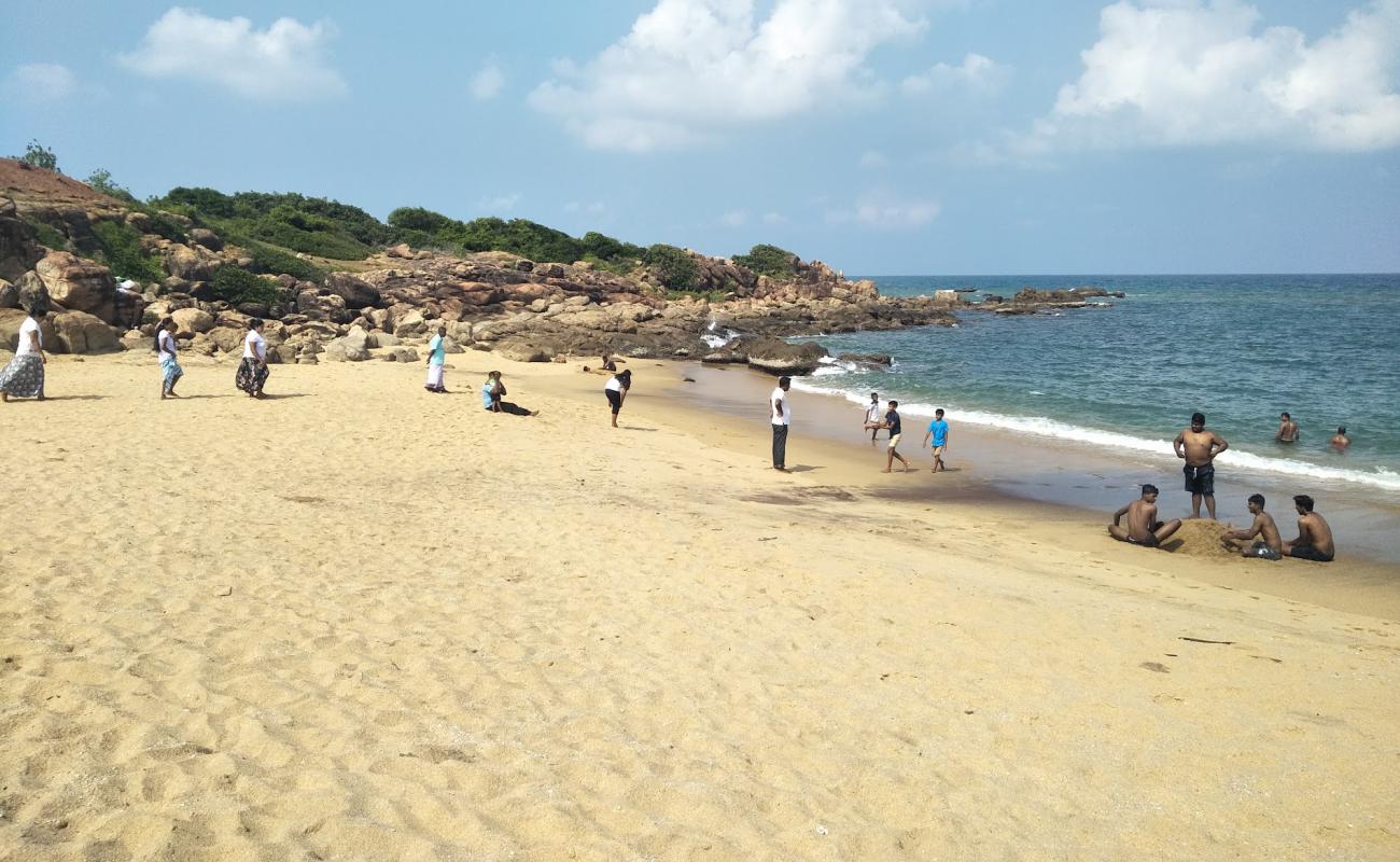 Arisi Malai Beach Hill'in fotoğrafı açık bej kum yüzey ile