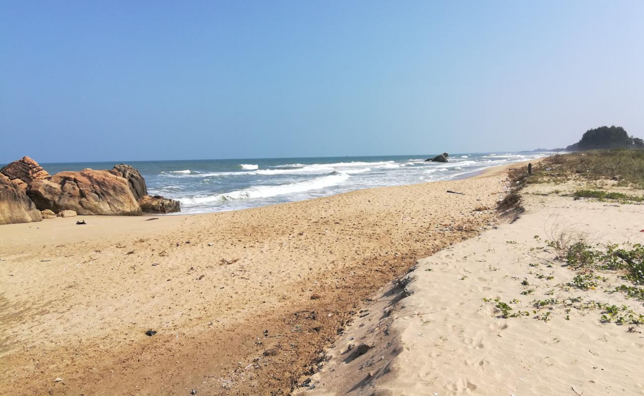 Kuchchaveli beach II'in fotoğrafı açık bej kum yüzey ile