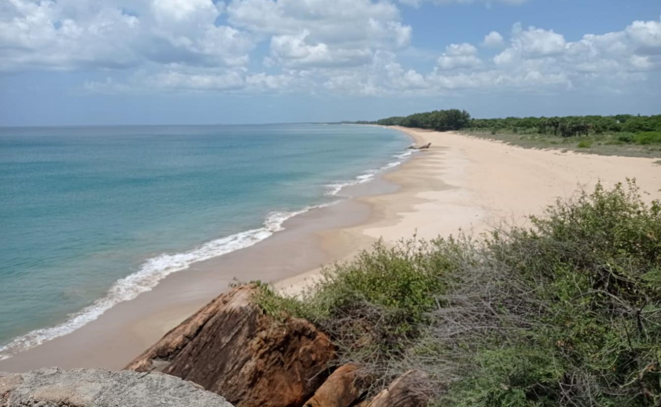 Kuchchaveli beach'in fotoğrafı açık bej kum yüzey ile