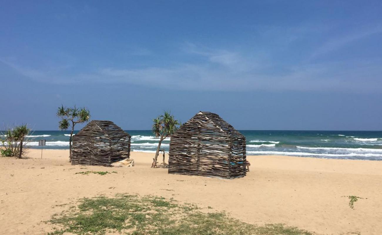 Kumpurupiddi Beach'in fotoğrafı açık bej kum yüzey ile