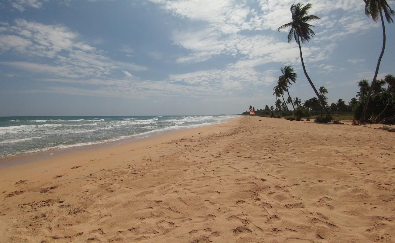 Uppuveli Beach'in fotoğrafı açık bej kum yüzey ile