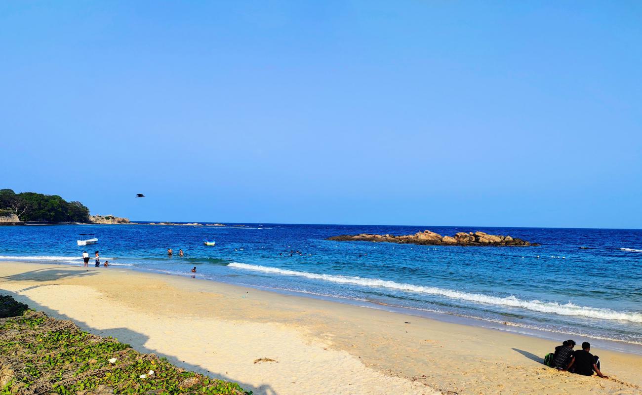 Public Beach Trincomalee'in fotoğrafı açık bej kum yüzey ile