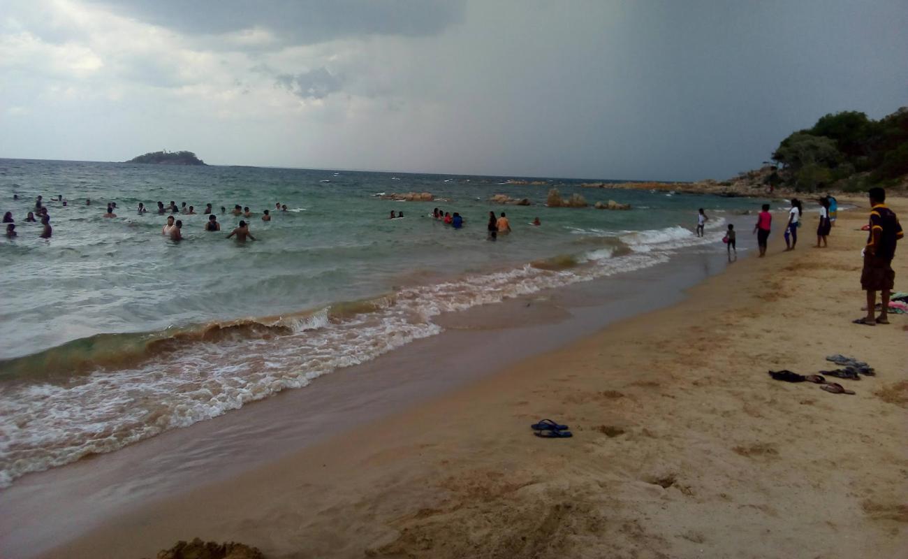 Sweat Bay'in fotoğrafı açık bej kum yüzey ile