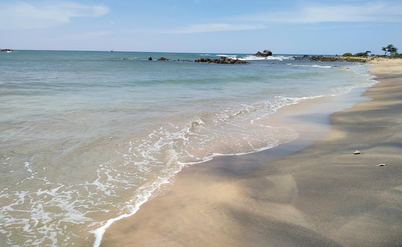 Lanka Patuna Beach'in fotoğrafı açık bej kum yüzey ile