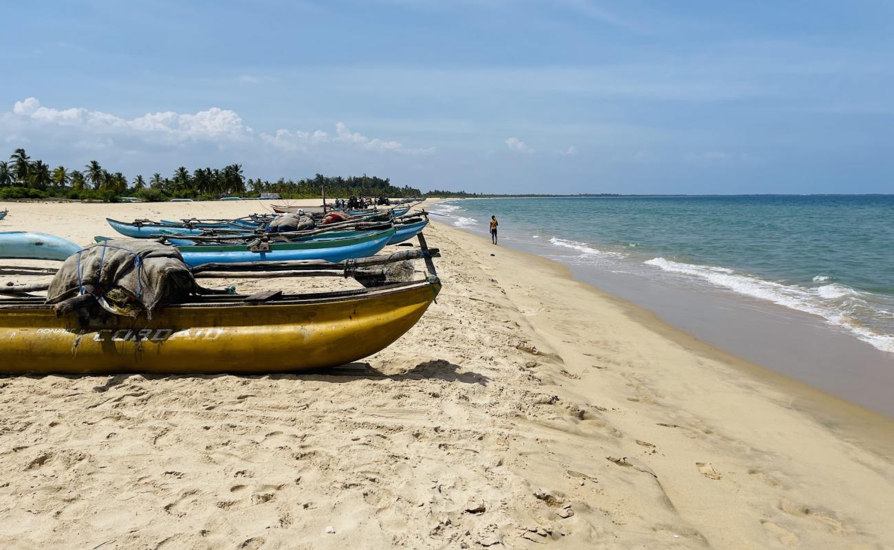 Jinna Beach'in fotoğrafı i̇nce bej kum yüzey ile