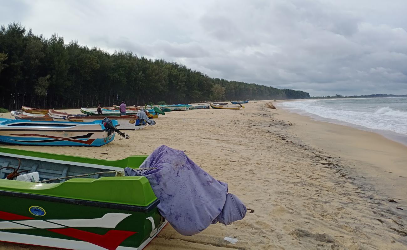 Batticaloa beach'in fotoğrafı açık bej kum yüzey ile