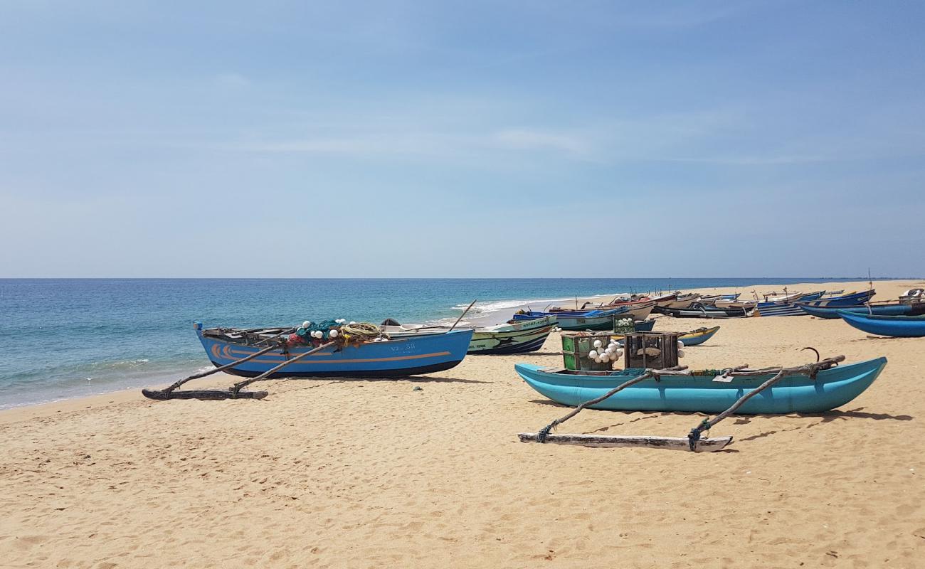 Kallady Beach'in fotoğrafı açık bej kum yüzey ile