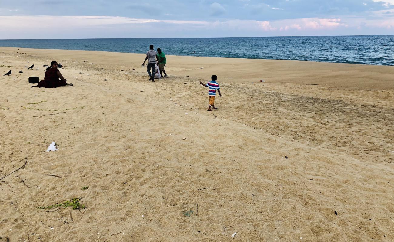 Kaluthavalai Beach'in fotoğrafı açık bej kum yüzey ile
