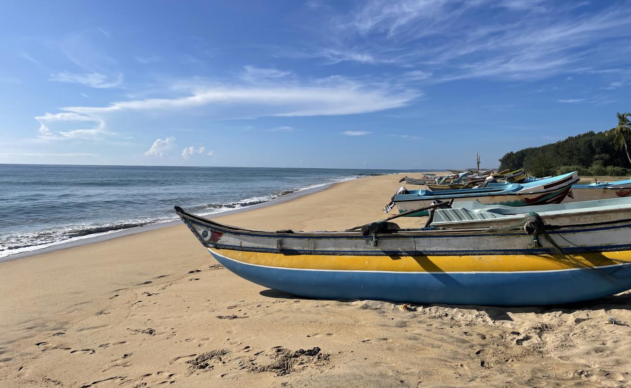 Kaluwanchikudy Beach'in fotoğrafı açık bej kum yüzey ile