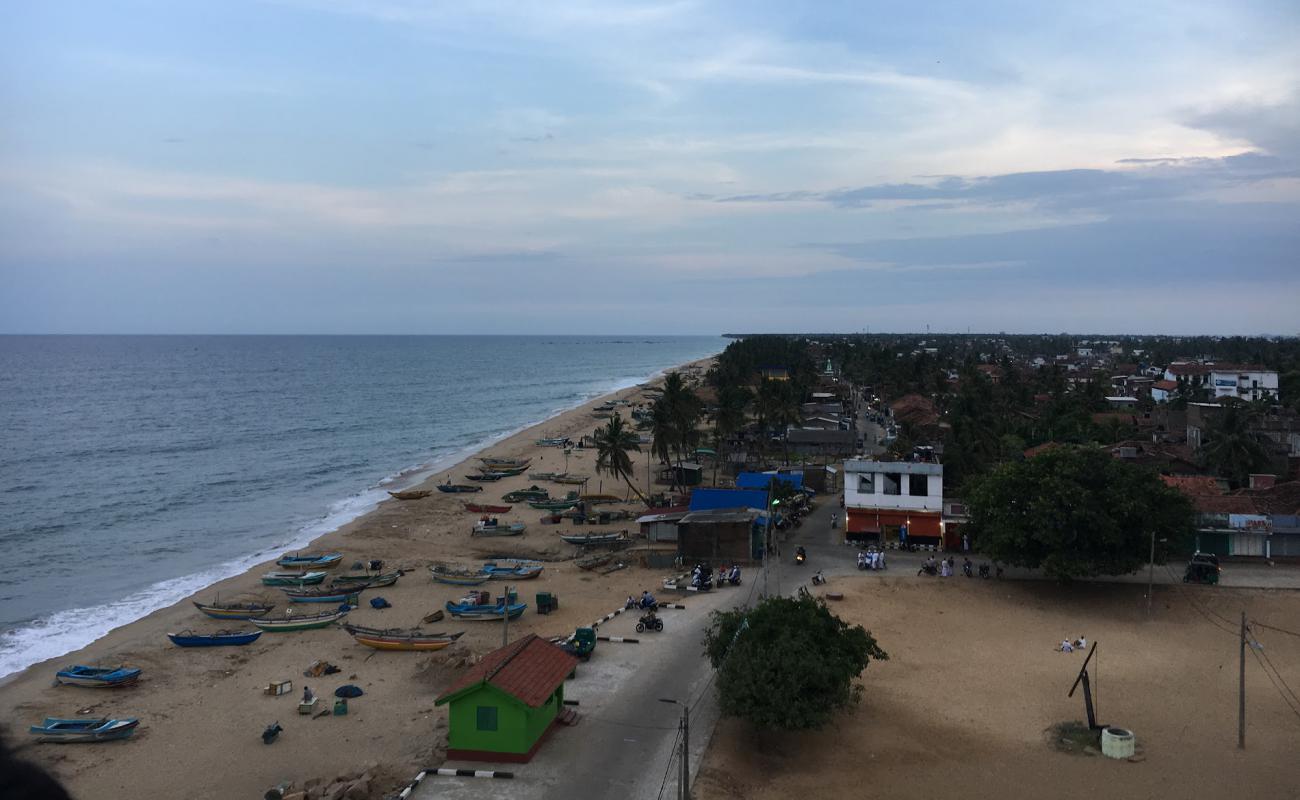 Kalmunai Beach'in fotoğrafı parlak kum yüzey ile