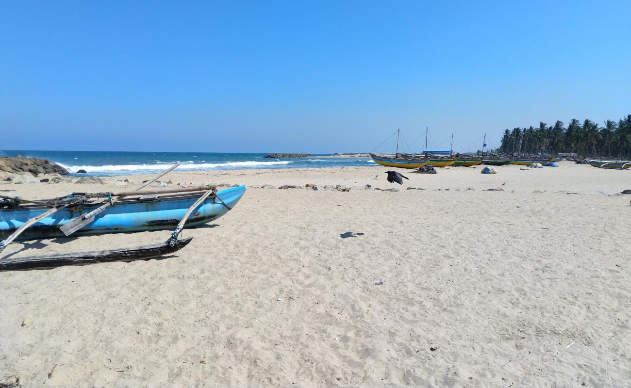 Oluvil Beach'in fotoğrafı parlak kum yüzey ile