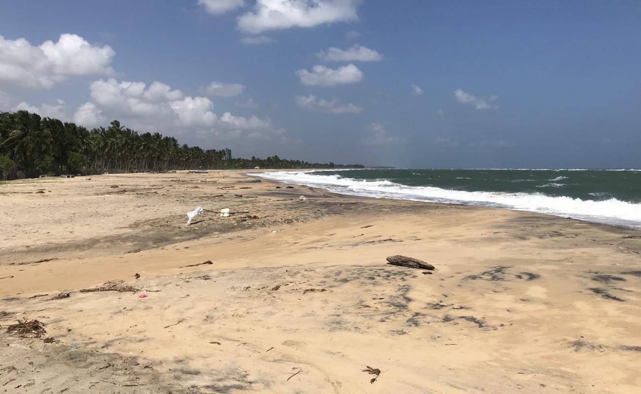 Thirukkovil beach'in fotoğrafı parlak kum yüzey ile