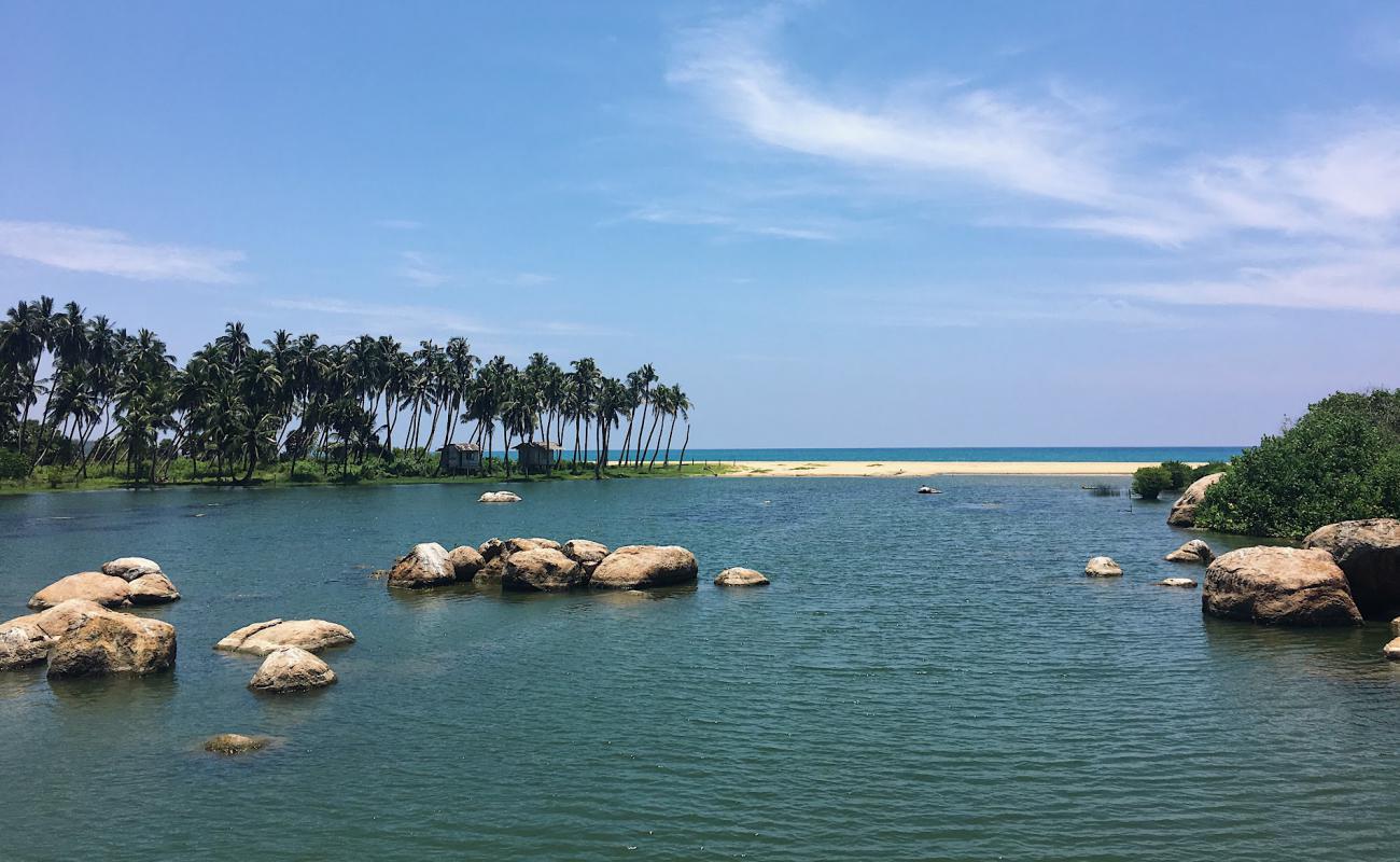 Komari Beach'in fotoğrafı açık bej kum yüzey ile