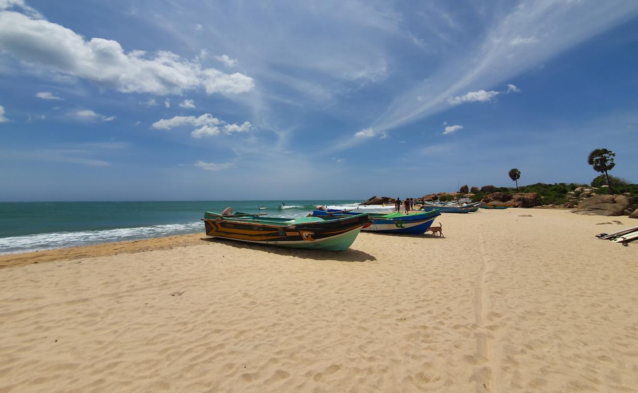 Pottuvil point Beach'in fotoğrafı parlak kum yüzey ile