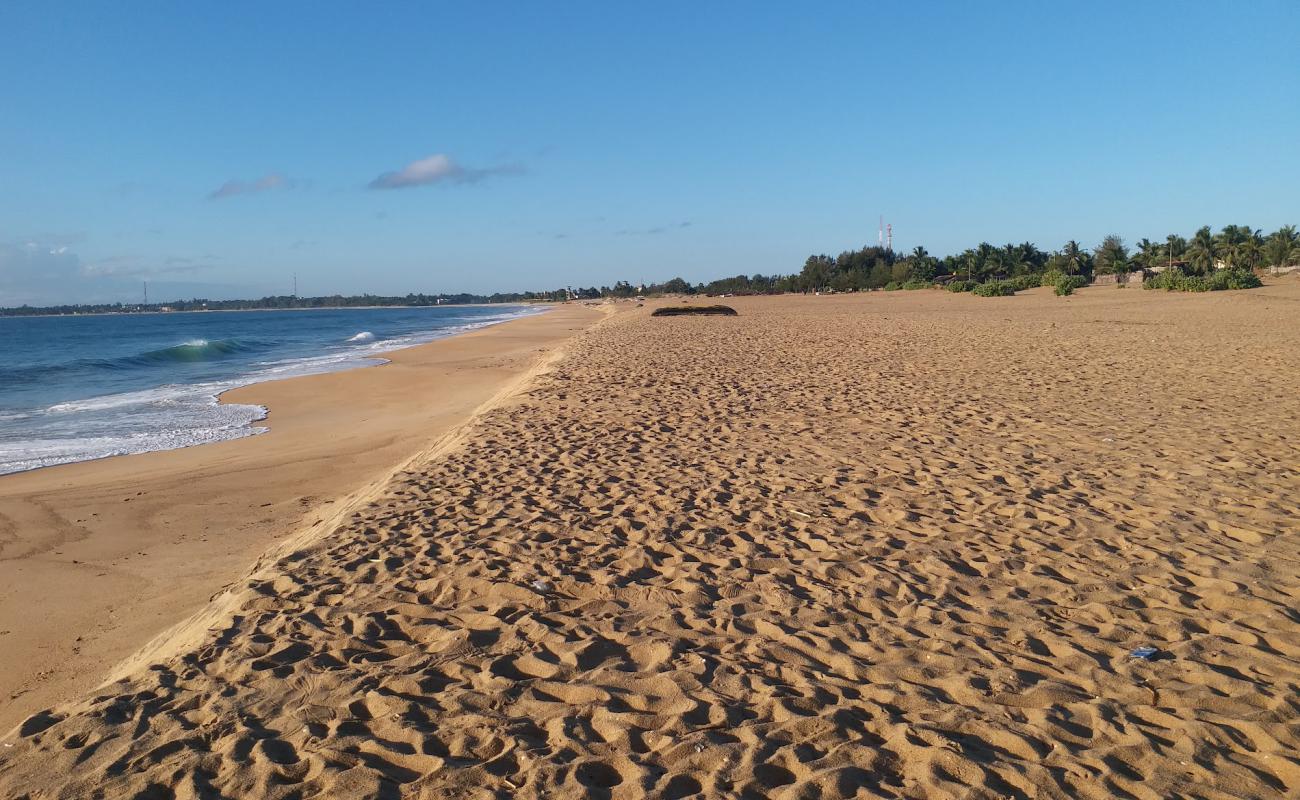 Jalaldeen Square Beach'in fotoğrafı parlak kum yüzey ile