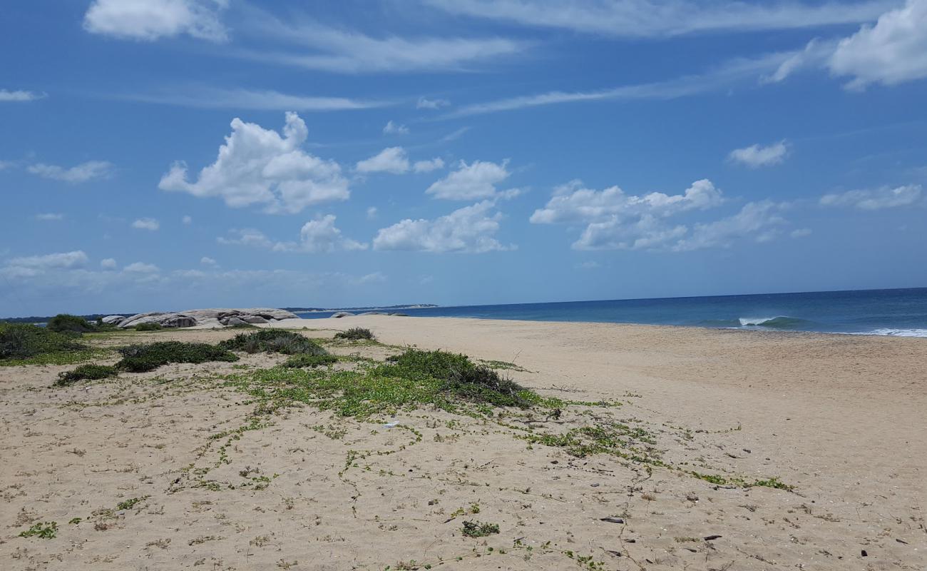 Okanda Beach'in fotoğrafı parlak kum yüzey ile