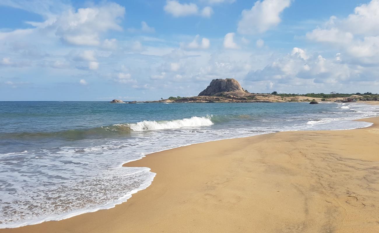 Patanangala Beach'in fotoğrafı açık bej kum yüzey ile