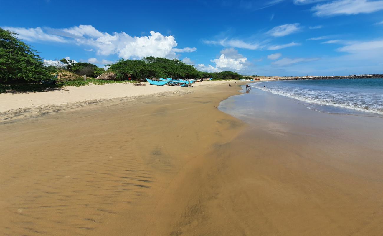 Kirinda Beach'in fotoğrafı açık bej kum yüzey ile