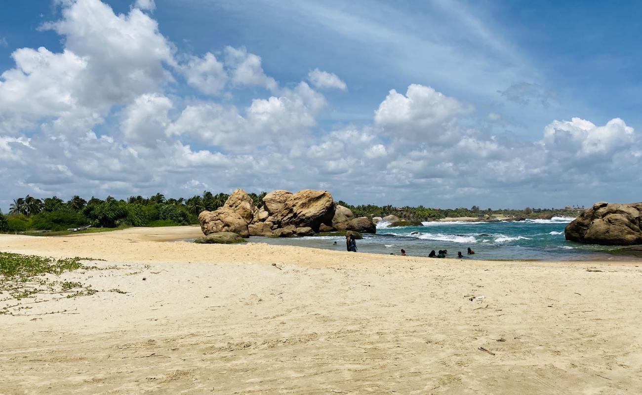 Nidangala Beach'in fotoğrafı açık bej kum yüzey ile