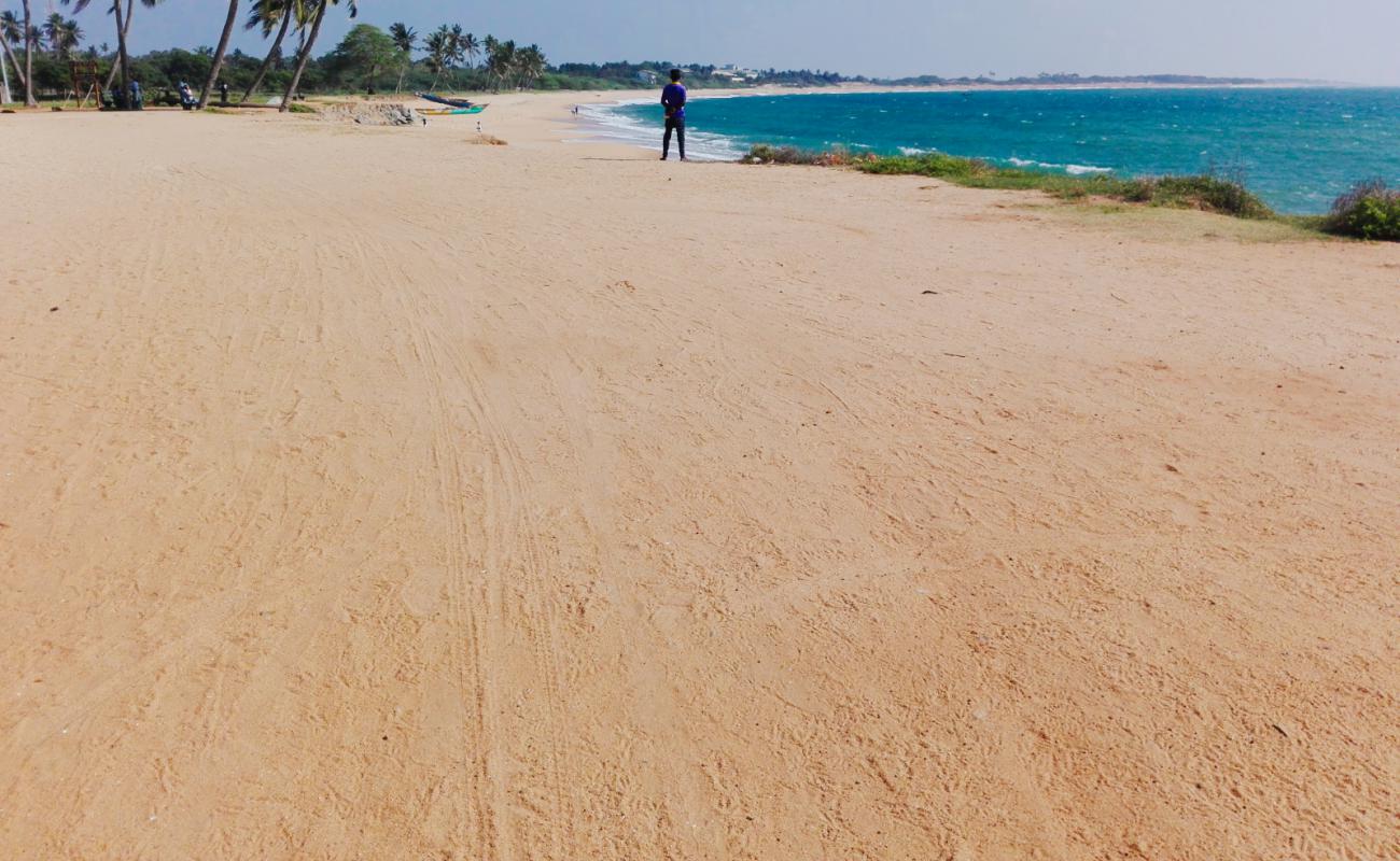 Hambantota Beach'in fotoğrafı parlak kum yüzey ile