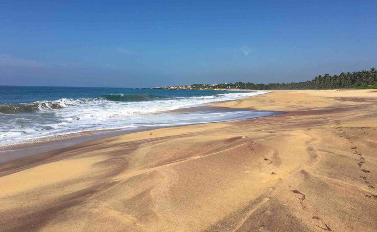 Godawaya Beach'in fotoğrafı açık bej kum yüzey ile