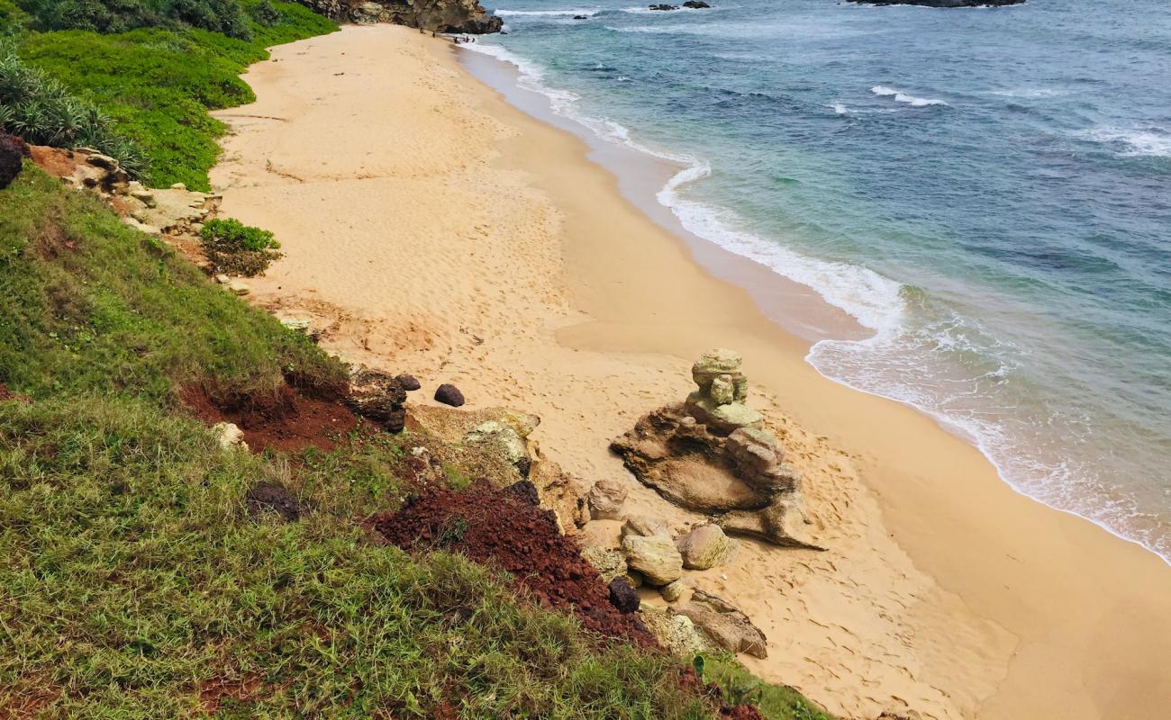 Ussangoda Beach'in fotoğrafı parlak kum yüzey ile