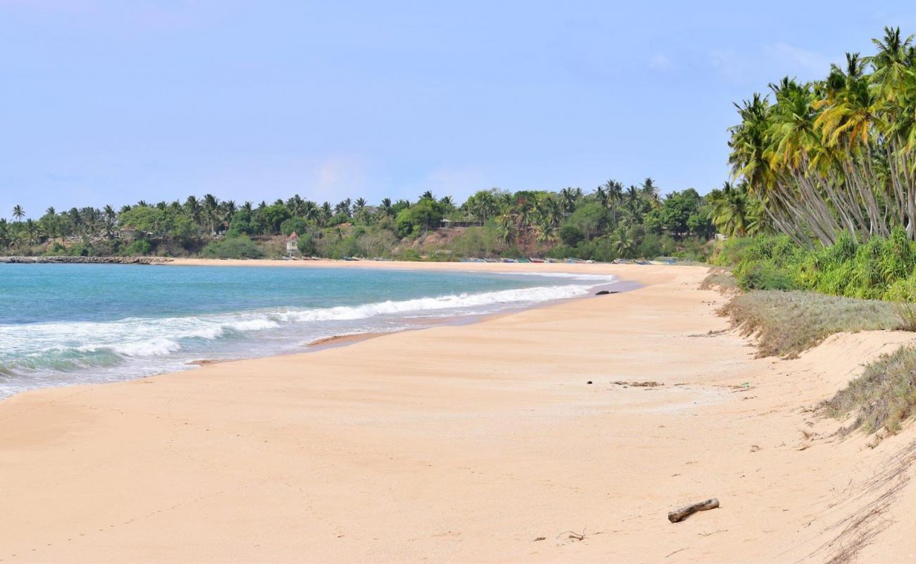 Kalametiya Beach'in fotoğrafı açık bej kum yüzey ile