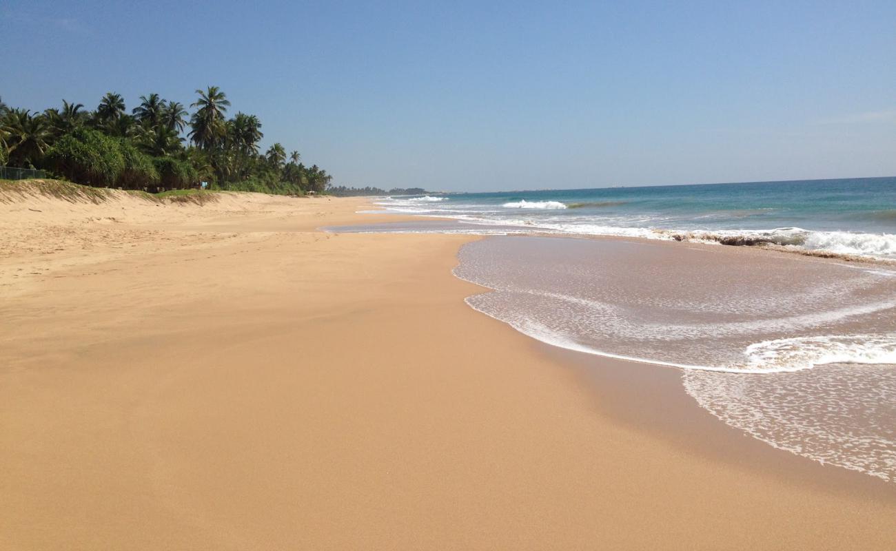 Kahandamodara Beach'in fotoğrafı açık bej kum yüzey ile