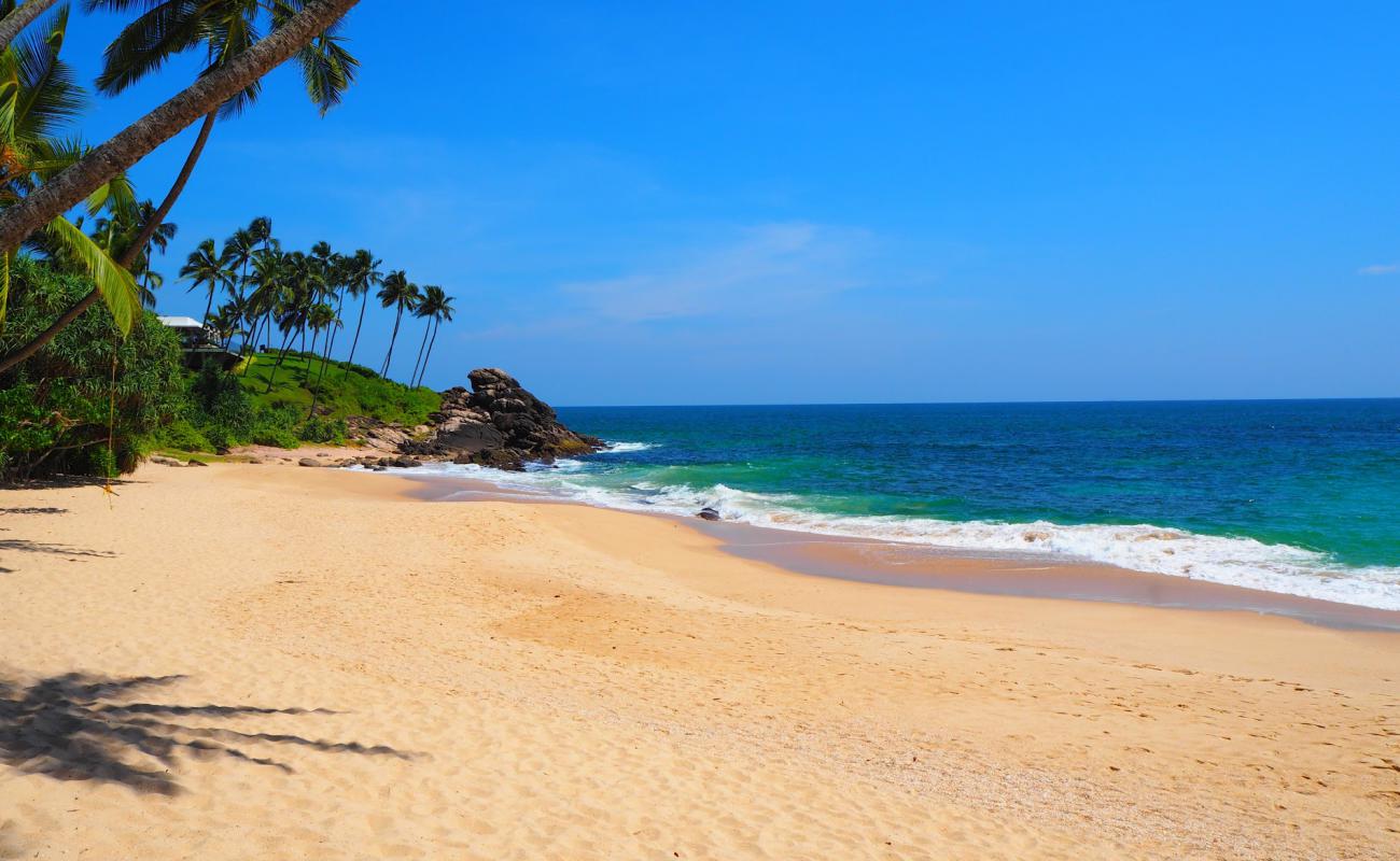 Pallikaduwa Beach'in fotoğrafı parlak kum yüzey ile