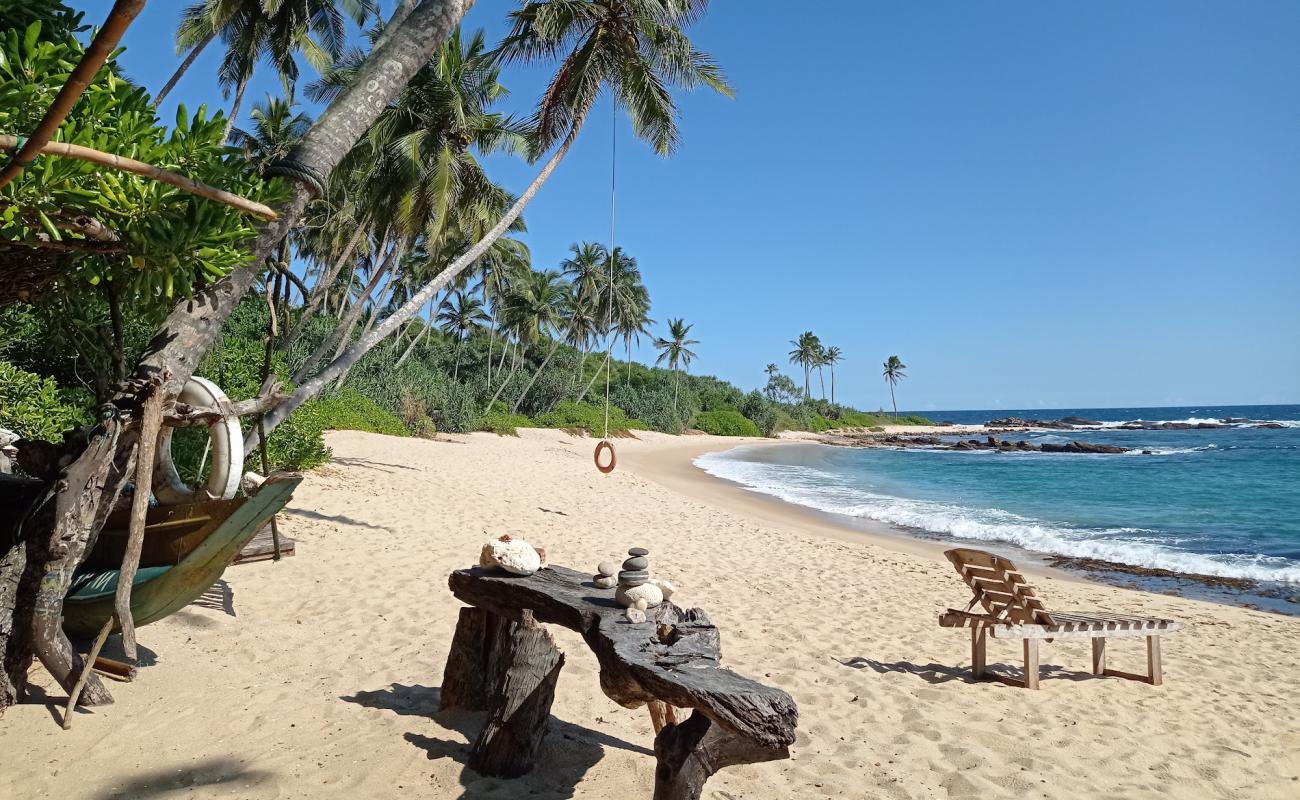Ranlakshmi Paradise Beach'in fotoğrafı açık bej kum yüzey ile