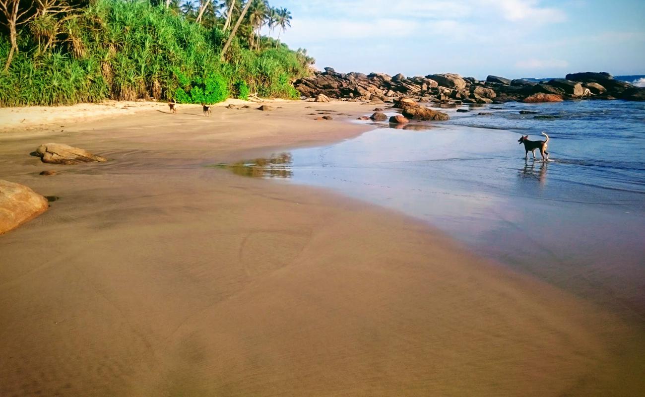 Hiru Beach'in fotoğrafı parlak kum yüzey ile