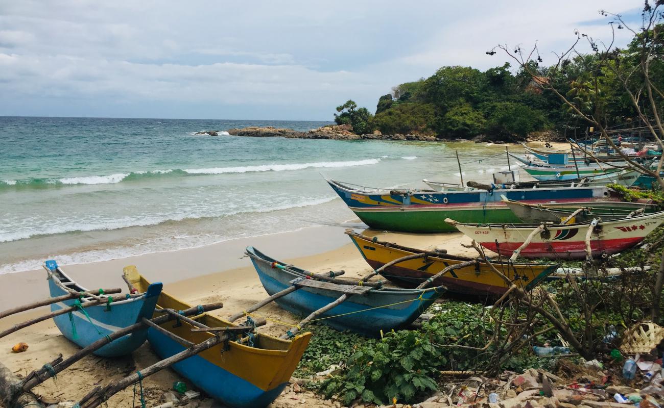Hummanaya Bay Beach'in fotoğrafı taşlı kum yüzey ile