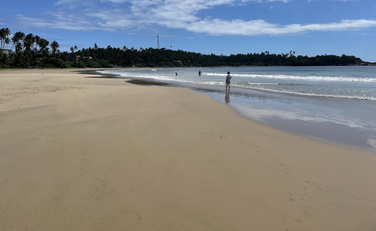 Dickwella Beach'in fotoğrafı i̇nce bej kum yüzey ile
