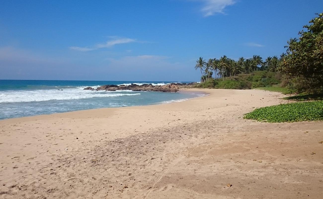 Batigama Beach'in fotoğrafı açık bej kum yüzey ile