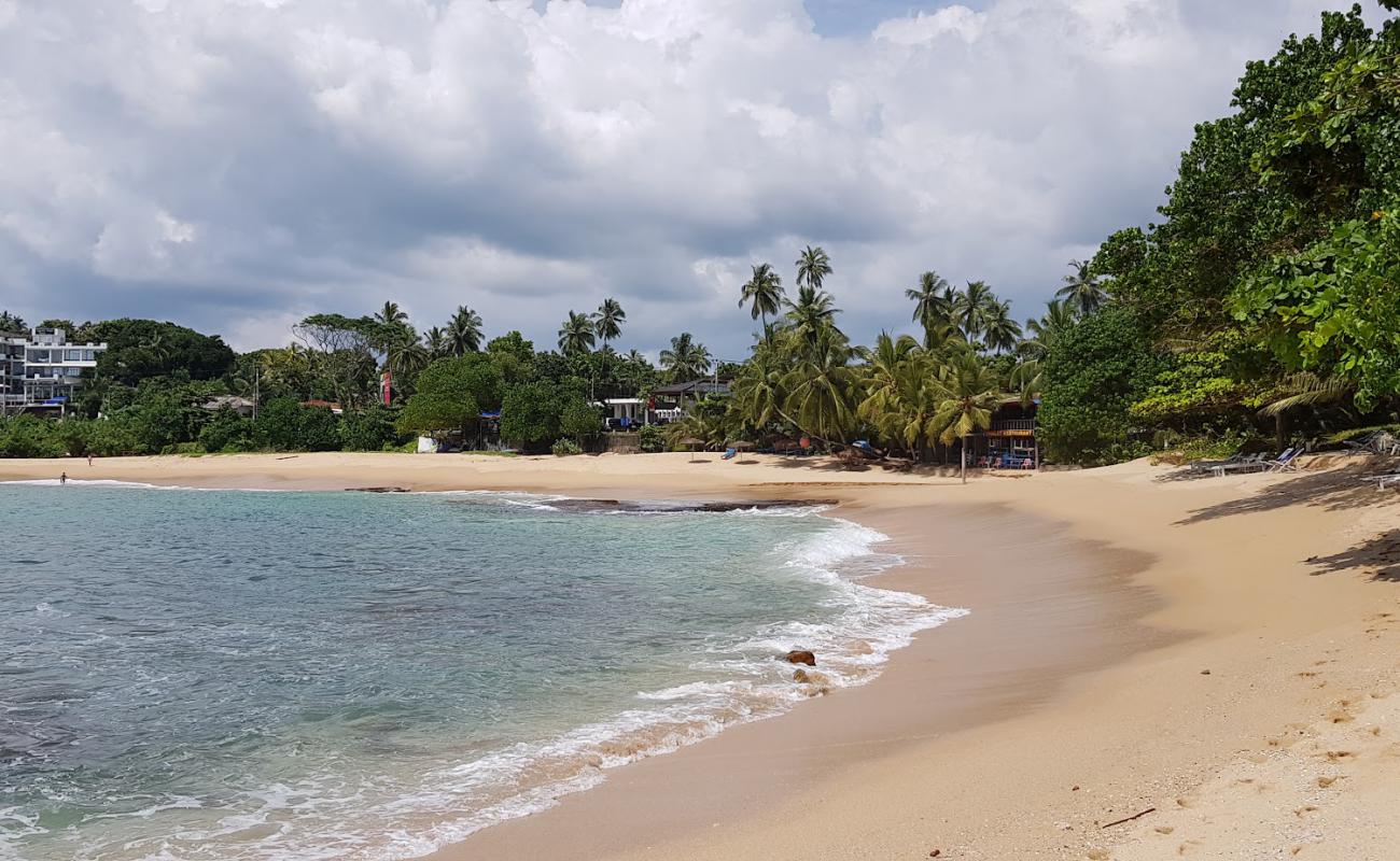 Talalla Beach'in fotoğrafı i̇nce bej kum yüzey ile