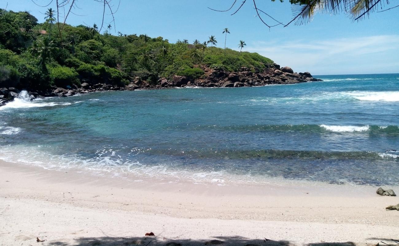 Secret Beach Wawwa'in fotoğrafı bej kum ve kayalar yüzey ile