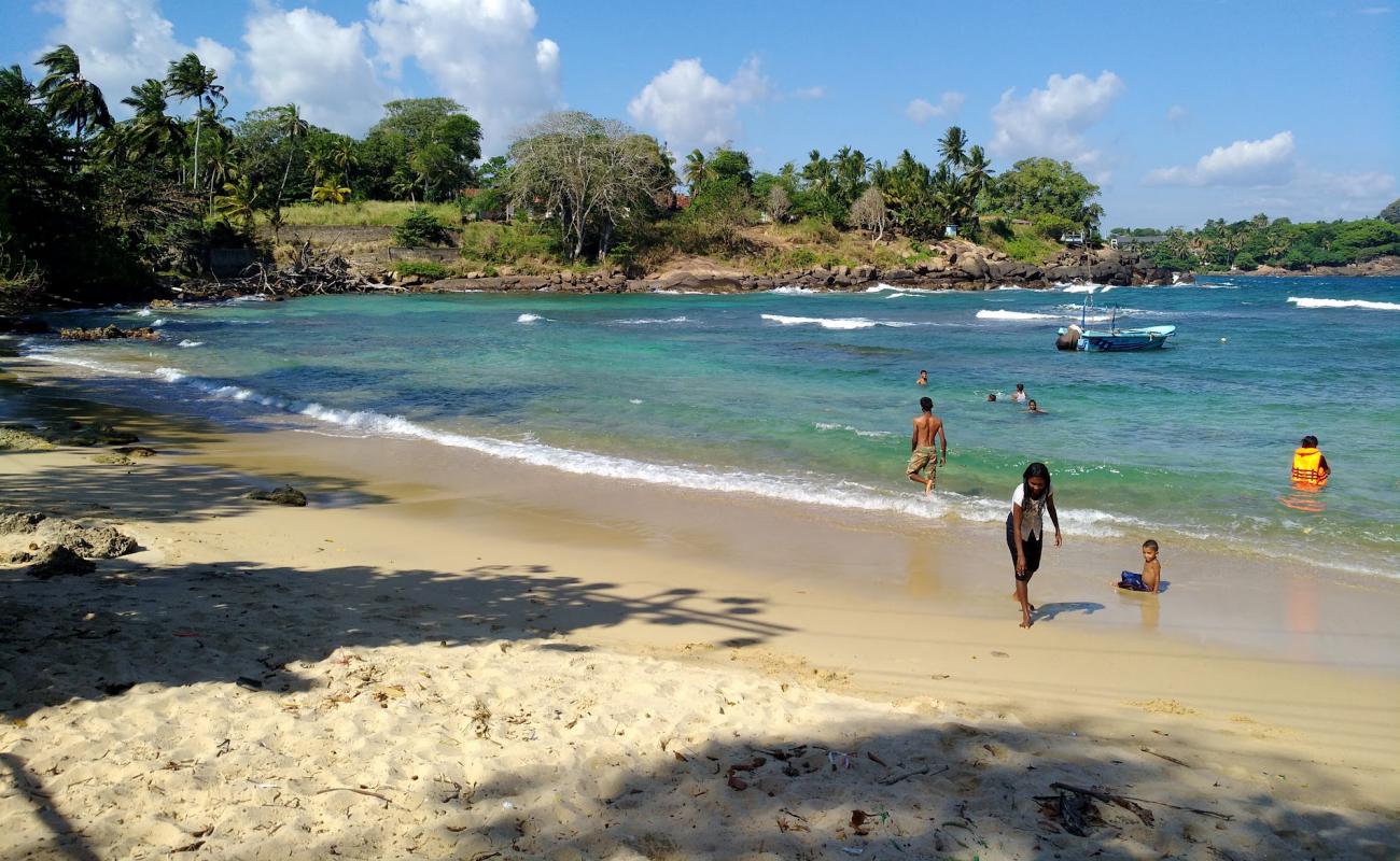 Beach of Devinuwara'in fotoğrafı açık bej kum yüzey ile