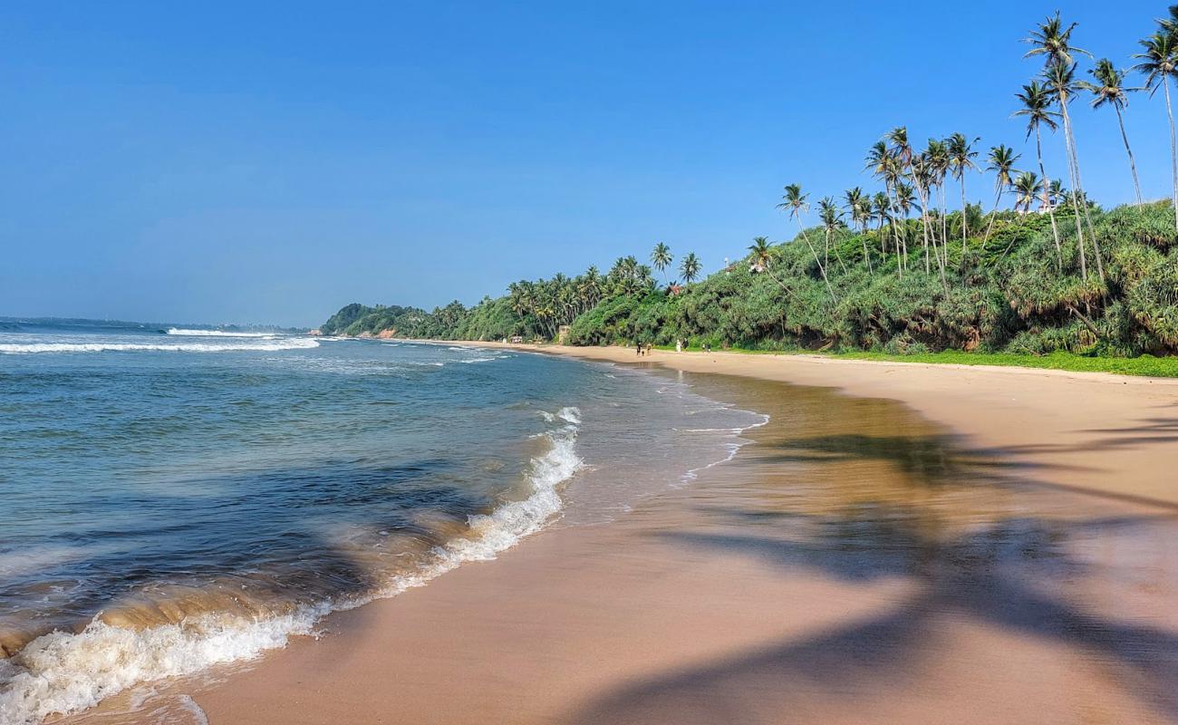 Lakshawaththa Beach'in fotoğrafı i̇nce bej kum yüzey ile