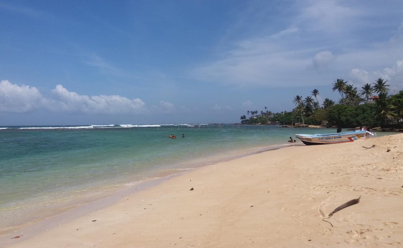 Polhena Beach'in fotoğrafı parlak kum yüzey ile