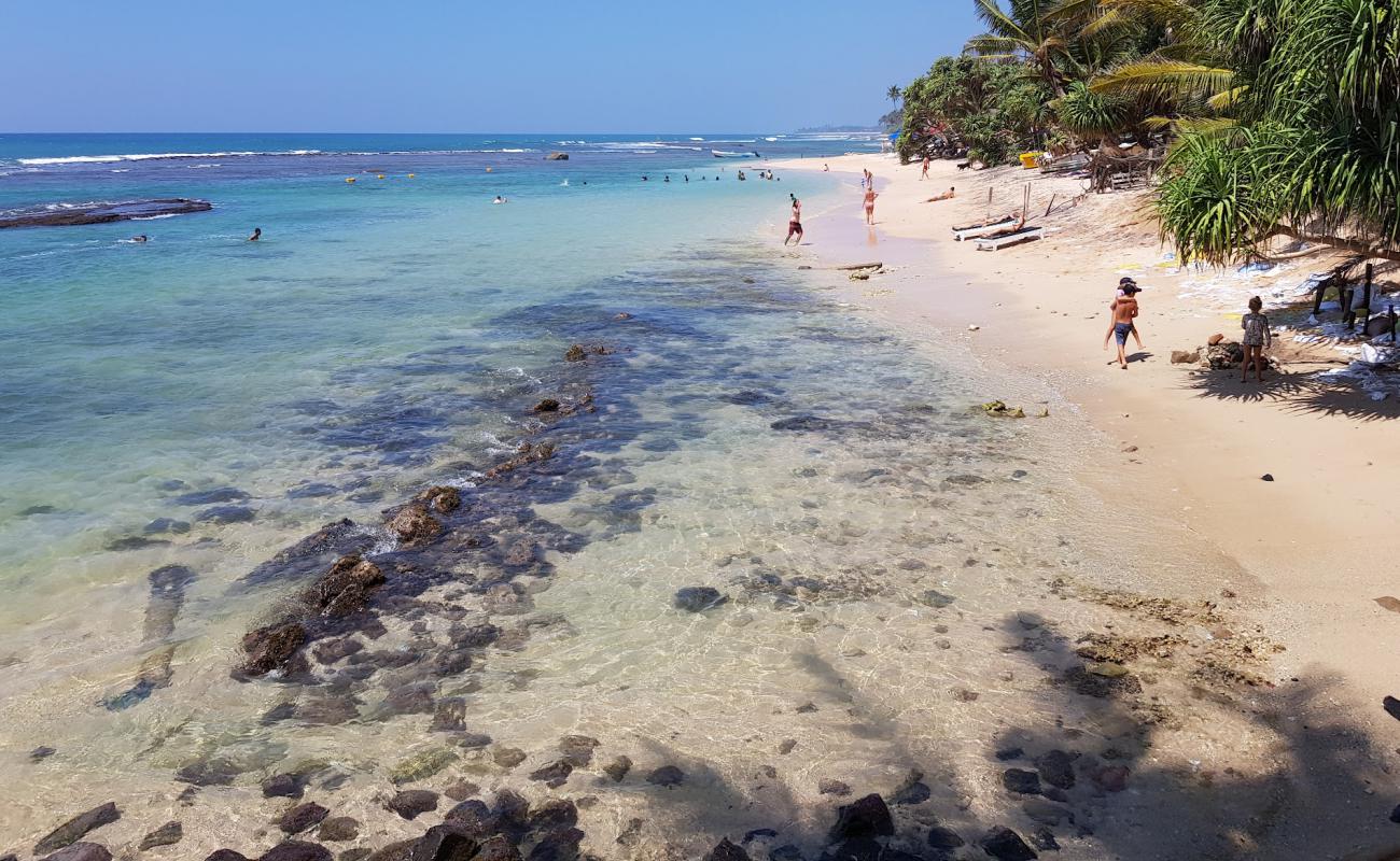 Madiha Beach'in fotoğrafı bej kum ve kayalar yüzey ile